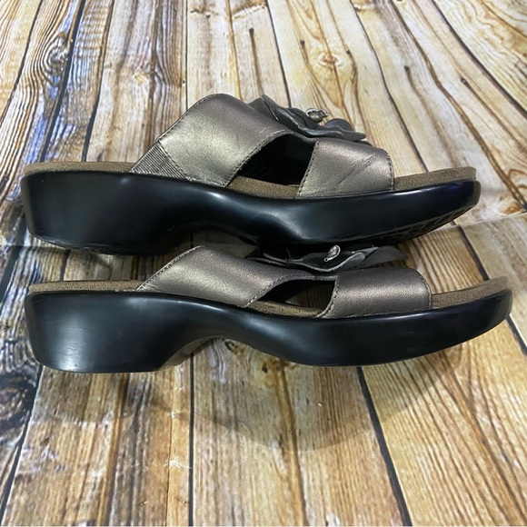 Dansko Womens Size Euro 37 Taupe Leather Thong Toe Floral Sandals - Picture 3 of 5